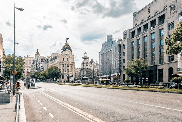 Colegio Religioso vs. Laico en Madrid: ¿Qué Diferencia Hace?