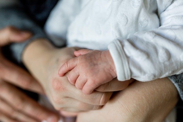 Huelga indefinida profesoras Infantil Madrid — cierres de escuelas, familias sin guardería, impacto laboral directo